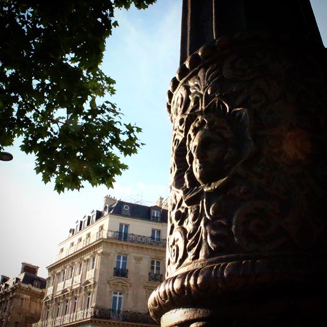 a face in the lamppost on the champs elysees, paris photos, paris pictures, pictures of paris,